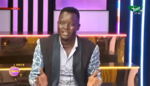 [ #𝗥𝗲𝗽𝗹𝗮𝘆 𝗦𝗮𝗺𝘆 𝗠𝗮𝗵𝗼𝗽 𝗿𝗮𝗰𝗼𝗻𝘁𝗲 : ‹‹ 𝗠𝗼𝗻 𝗽𝗲̀𝗿𝗲 𝗺’𝗮 𝗴𝗶𝗳𝗹𝗲́ 𝗮𝗽𝗿𝗲̀𝘀 𝗺𝗮 𝗽𝗿𝗲𝗺𝗶𝗲̀𝗿𝗲 𝗽𝗿𝗲𝘀𝘁𝗮𝘁𝗶𝗼𝗻 𝘀𝘂𝗿 𝘀𝗰𝗲̀𝗻𝗲 ›› ] Un souvenir marquant ! L’artiste musicien Samy Mahop revient sur ses débuts dans la musique et partage une anecdote surprenante sur la réaction de son père. Il était l’invité de l’émission C’Comment du 23/10/2025 sur Canal 2 International. #MusiqueCamerounaise #CComment #Canal2International TNT : n°1 | Canal : 04 | www.canal2in