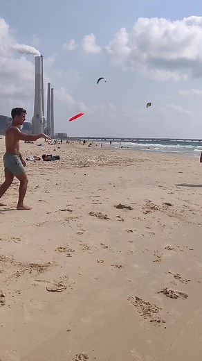 Can I kick it?#motivation #frisbee #beach #sports #freestylefrisbee #airbender
