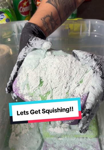Trying to go for the Saint Patty‘s day colors with the sponges. 2 cans of comet and some dish soap. Do you leave your sponges soaking? #spongesqueezing #spongesqueezingasmr #asmr #spongetok #satisfyingsound
