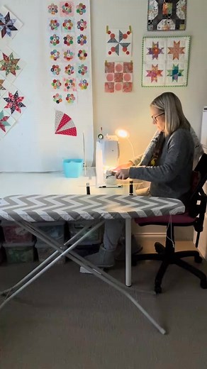 Machine quilting straight lines is one of my absolute favourite parts of quilt making. This time I’m working on a smaller quilt than usual, and I’m enjoying every stitch. There’s something so calming and meditative about the process—it’s truly my way to slow down and relax. Credit: emmajeanjansen ❤️ #emmajeanjansen #machinequilting #domesticmachinequilting #straightlinequilting #bernina | Sharon Rucker