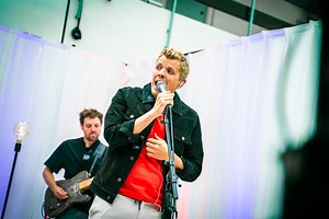 Een heerlijke hit net op tijd voor de zomer! Jaap Resema en Lea Rue brachten vanmorgen 'Code Rood' live bij De Madammen ❤ | Radio2