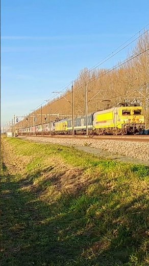 Strukton's locomotieven met CTO-meetrijtuig, drie rijtuigen en 10 locomotieven