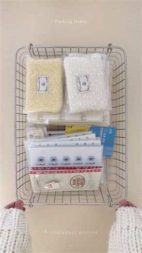 a r u⠀아 루 on Instagram: "⠀ ⠀ 물꼬기 재재재재재재재주문 일본고객님 포장 영상 🐠 🫧 📦 직전 주문 건 수령 후 바로 추가 주문주셨어요 🥹 🤍 ⠀ 이미 물꼬기의 모든 아이템들을 가지고 계실 것 같아 원하셨던 물꼬기은행•두들 예산속지와 판매하지 않은 아루 보관함 속 미공개 속지들을 넣어보았꾸요 🪴 💖 포장하다보니 박스가 너무 작아 . . . 영상 끝나고 큰 박스로 다시 옮겨주었슴미다 ✨ ⠀ 안전하게 잘 도착하길 바라며 • • ✈️ 🤍 🤎 ⠀ 늘 물꼬기를 찾아주셔서 감사합니다 - 🍀 ⠀ ⠀ ⠀ #현금생활 #포장 #packing #packingorders #packwithme #packingorder #포장영상 #savingchallenge #cashchallenge #asmr #soundhealing #asmrsounds"