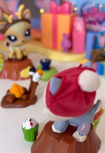 happy holidays friends!!! 🫶🏼 i hope everyone has a new year filled with love and new lps hehe #lps #littlestpetshop #lpstok #asmr #unboxing
