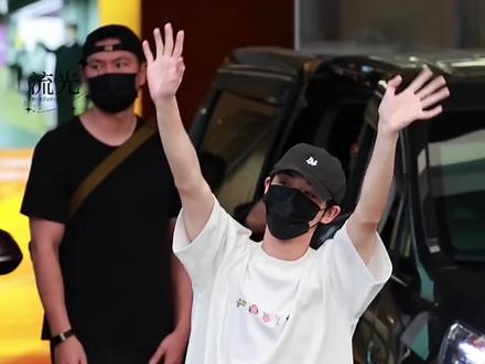 他有不低的风骨 却也曾为我弯腰无数