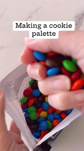 Here’s a super easy way to make a cookie palette for watercoloring. Just “glue” the coated candy with a bit of icing and wait for it to dry (about 20 mins). Then you’re ready to watercolor your cookies. This wonderful cookie trick was one I learned from Marilyn from Montreal Confections. Will you make one (or many?!?)? #cookietutorials #cookietutorial #cookier #cookie #decoratedcookie | The Cookie Box Club