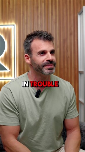 🚗⚠️ Florida drivers—did you know your license plate frame could get you pulled over? Fort Lauderdale Personal Injury Lawyer Eric Rosen breaks down a new Florida law you should be aware of. While license plate frames aren’t illegal by themselves, problems arise if they cover critical information like the registration sticker, plate numbers, or any required markings. If law enforcement can’t clearly read your plate, you could be facing a stop—or worse. The good news? ✔️ Make sure all numbers and 