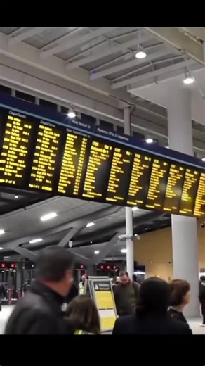 Emotional Public Flash Mob Performance of 'Lean on Me'