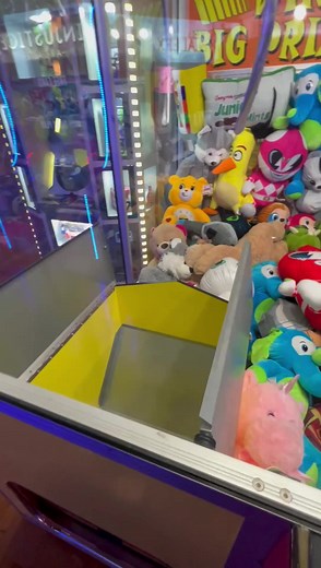 148K views · 1.2K reactions | Playing The Worlds Largest Claw Machine #reels #clawmachine #clawmachinehack #clawmachinewin #Arcade #viral #lifehack #iphone #ipad #airpods #money #cash #cranegame #clawgrabber | TYE Arcade | Facebook
