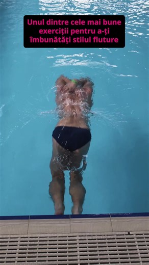 Unul dintre cele mai bune exerciții pentru fluture 🦋💪 👉 Vrei un fluture mai controlat? Începe cu asta. Fluturele nu e despre forță brută. E despre ritm și coordonare. 🦋 Unul dintre cele mai eficiente exerciții? 🔁 segmentarea mișcării ⚡ focus pe ondulație 🎯 control pe revenirea brațelor Când corpul începe să se miște ca un tot unitar, fluturele devine mai fluid și mai eficient. Mai puțin haotic. Mai mult control. 💙 👉 Vrei să vezi exercițiul aplicat pas cu pas? 🩷🖤 Hai la Akela. Accesează