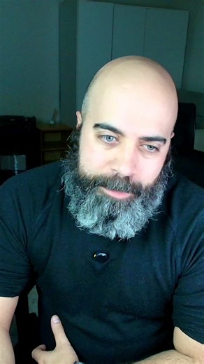 Alejandro González García | Escritor on Instagram: "DIGITAL vs. ANALÓGICO 📱📓 El ordenador es para Producir. El papel es para Pensar. Si intentas pensar y producir a la vez (escribiendo directo en Word), te bloqueas. Hoy en YouTube (Link en Bio 🔗) te explico por qué sigo usando libretas físicas en plena era de la Inteligencia Artificial. Te enseño mi Sistema de 3 Cuadernos: 📓 El Caos: Para ideas sueltas y sueños. 📘 La Estructura: Para escaletas y mapas. > El Campo: Para robar diálogos de la