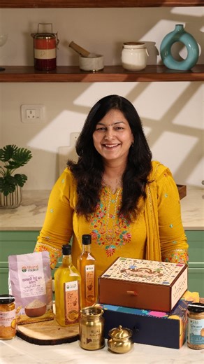 Neelam Agarwal on Instagram: "Today’s tiffin is all about Holi colours and childhood memories. ❤️ From soft pooris and aloo sabzi to homemade jaggery ladoos, everything is made using @bharatvedicaorganics Organic Sharbati Wheat Flour, wood-pressed oils, haldi, black pepper, mustard seeds, and A2 Gir Cow Ghee to keep it traditional and wholesome. I love gifting during Holi and their gift hampers definitely matched my expectations! The first 30 customers get a complimentary DIY kit, which makes gi