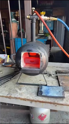 #blacksmith #blacksmithing #forge #backyardfoundry #furnaces