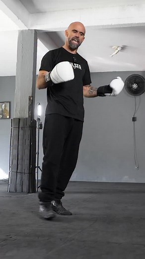 31K views · 4.2K reactions | No boxe não é só bater forte, é fazer mãos e pés trabalharem juntos. 壘 Nesse vídeo eu mostro como coordenar base, deslocamento e golpes pra manter equilíbrio, ritmo e controle da luta. Boxe real, direto do tatame.  Assiste no YouTube — link na bio. | Clube do Boxe | Facebook
