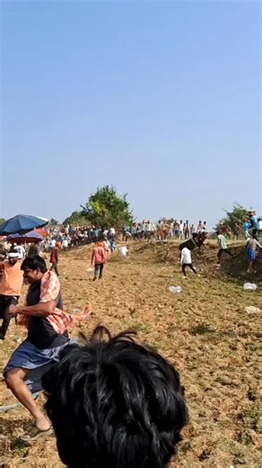 ❤️𝙋𝙍𝘼𝙑𝙀𝙀𝙉 𝙎𝘼𝙄𝙉𝙄💗 on Instagram: "CoLLabViews_272907iavE 日本利用压电瓷砖将脚步转化为电能。这些瓷砖捕捉来自你脚步的动能。当你行走时，你的重量和动作会对瓷砖产生压力。瓷砖会轻微弯曲，从而产生机械应力。瓷砖内部的压电材料将这种应力转化为电能。每一步都会产生少量电荷，而数百万步结合在一起就能产生足够的电力来驱动LED灯、数字显示屏和传感器。在像涩谷车站这样繁忙的地方，每天约有240万个脚步为这一系统作出贡献。这些电能可以被储存或立即使用，从而减少对传统电力来源的依赖，并支持可持续的城市基础设施。这种方法将日常运动转化为实用的可再生能源。#日本 #知识 #事实 #你知道吗 #推荐 科技 创新 历史 技术 实验 热门"