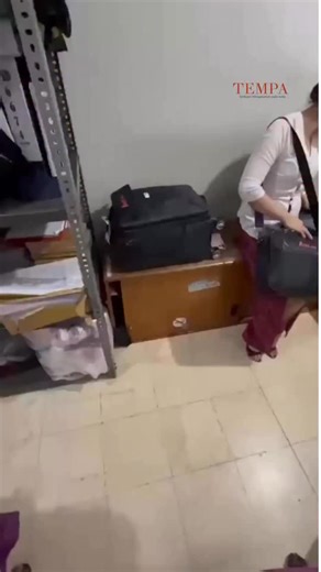 Tempa on Instagram: "Kasus Nisya, pramugari gadungan, viral setelah ia menyamar sebagai awak kabin Batik Air dengan seragam dan ID palsu. Identitasnya disebut bernama Khairun Nisa, berasal dari Ogan Ilir, Sumatera Selatan. Aksinya terbongkar di dalam pesawat karena tak mampu menjawab pertanyaan kru asli dan langsung diamankan petugas Avsec. Ia diketahui membeli tiket sendiri demi bisa ikut boarding, dan kasus ini menyorot celah pengawasan identitas di bandara. #PramugariPalsu #BatikAir"