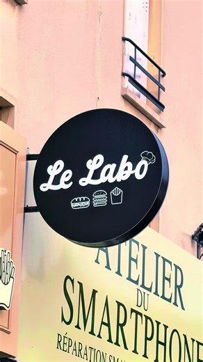 Le Labo, c'est l'endroit où le sandwich devient une vraie expérience. 🧪 Des baguettes croustillantes, généreusement garnies d'ingrédients frais et savoureux, et des smashs burgers gourmands préparés avec passion, pour satisfaire toutes les envies.🥖🍔 Le Labo vous accueille dans une ambiance conviviale et moderne, où une seule règle s'applique : se régaler. 📍Cr de la gare, le Raincy