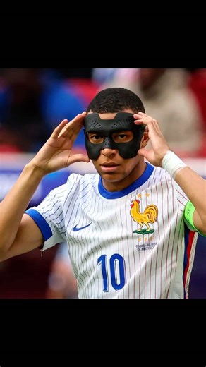 34K views · 195 reactions | 藍 La broma política de Mbappé con un periodista en el 'extremo izquierdo': "Menos mal..."  El delantero francés volvió a dejar clara su animadversión por la 'extrema derecha' que puede gobernar en Francia tras las elecciones de este domingo con un divertido chascarrillo en rueda de prensa. | MARCA | Facebook