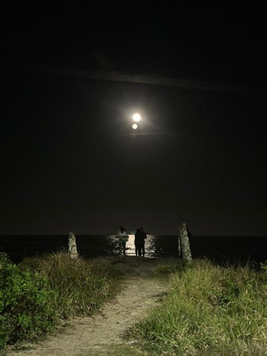 Noite de lua cheia na praia, neste domingo de inverno. A lua ilumina Guaratuba com sua beleza serena, criando um cenário mágico à beira-mar. 🌕🌊❄️#olharguaratuba #Guaratuba #LuaCheia #Inverno #NoiteNaPraia #BelezaNatural | Olhar de Guaratuba