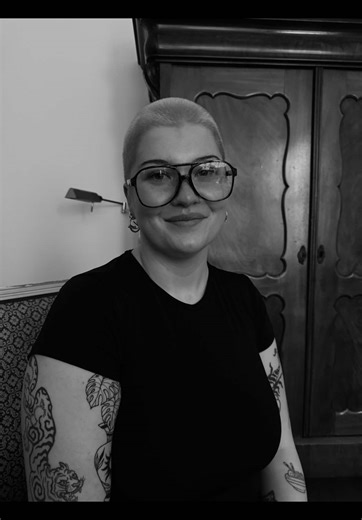 Buzz cut time.. why? Multiple reasons. First of all, I want to grow my natural hair out again after 9 years of colouring it dark. There were more options to get to it, but I decided to go for the buzz cut. The only reason why I was second guessing it, is that I thought i wouldn’t look feminine anymore. In the end that was the second reason of doing it. Proof myself that I’m feminine, even without my long hair. I also choose a good cause that takes coloured hair to make wigs for people that are s