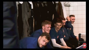 Bag døren. Få et unikt indblik ind i HIFs 'maskinrum'. Kom med ind i omklædningsrummet når HIFs træenere og spillere evaluerer weekendens kamp dagens efter hjemmesejren over Helsingør