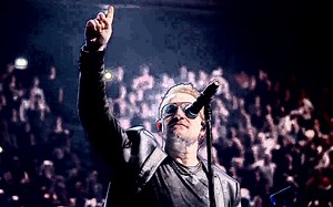 【中字】感人的万人合唱 巴黎演唱会压轴One-U2