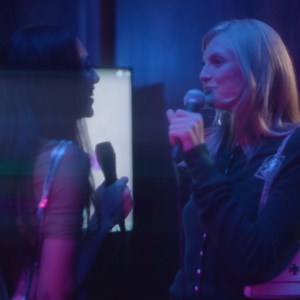 1.2M views | Entdecken Sie die Festtagskollektion. Darunter die neue Mini Kira mit Drehverschluss – perfekt als Geschenke und für Partys. | TORY BURCH | Facebook