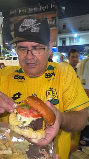 NUESTRO FOODTRUCK Y LA LEOPARDA SE TOMARON EL MONTANINI 🐆💛💚 Estamos buscando dónde parquear nuestro Foodtruck para compartir buenas BURGERS con la hinchada fiel del equipo, ¿DONDE NOS QUIEREN VER? | Santander Burger Bar