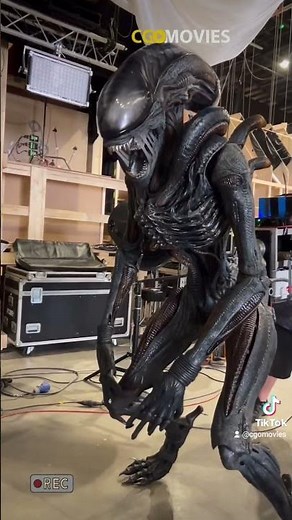 Behind the scenes with the animatronic Xenomorph from 'ALIEN: ROMULUS.' #bts #alien #comingsoon