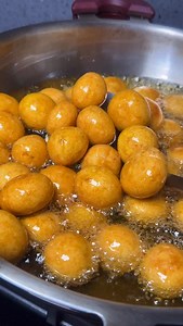 3 bahan je nak buat bebola labu lemak manis untuk minum petang. Jika nak kopong selalu tekan-tekan dengan belakang sudip supaya ia kopong di dalamnya. Moh le buat! . 🅱️ Bahan-bahan 1 cawan labu lenyek (kukus labu & lenyek) 1 paket tepung cucur lemak manis Adabi 1/2 cawan tepung ubi kayu Cara-cara 1. Campur semua bahan dan gaul hingga menjadi doh 2. Boleh simpan dalam peti sejuk 30 minit supaya mudah bulat-bulatkan jika adunan lembik 3. Goreng dengan api sederhana 4. Separuh masak, selalu tekan-