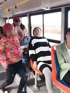 Pregnant women live baby birth at the bus