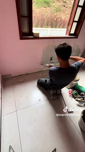 Reforma de quarto: instalação de revestimento e rodapé