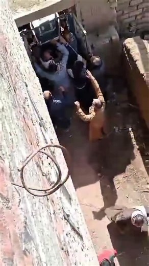 Heimkehr im Sarg 😢 Monate voller Schmerz, bürokratischer Hürden und unermüdlichem Kampf liegen hinter dieser Geschichte – und doch endet sie heute mit einem Moment der Menschlichkeit. Adil und Ayman, zwei junge Ägypter, ertranken im Grenzfluss Drina zwischen Bosnien und Serbien. Zwei Leben, viel zu früh ausgelöscht auf einer Route, die für so viele Menschen zur Todesfalle geworden ist. Sie waren koptische Christen. Als sie damals in Bosnien bestattet wurden, war es uns wichtig, ihnen zumindest 