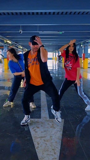 Llego el Reggaeton 🔥🔥😍 ‌ When the King #DY steps into a studio the world stops whatever it’s doing and starts dancing 🔥😍❤️ ‌ That’s what me, @frateledinspatelecamerei @alexandrapolobocmarin & @maariag18 just did and we had the best time ever shooting this video, paying our respect to the genius that is #DaddyYankee and being grateful for his new gift to us 🙏🏼😁🔥 ‌ 🎼: Bzrp Music Sessions, Vol 0/66 🎙️: @daddyyankee @bizarrap 🎥: @frateledinspatelecamerei ‌ @zincommunityromania @zumba @zi