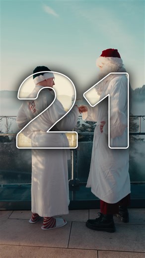 HADi Community GmbH | Social Media Agentur on Instagram: "Erholungs-Modus: ON 💆🏼‍♂️ Nach all dem Weihnachtstrubel und dem Umzugsstress brauchen der Weihnachtsmann und Elfan dringend eine Pause. Und wo wären sie da für eine Auszeit besser aufgehoben als im Hotel? Sauna, Pool, Ruheraum, Anwendungen – hier wird wirklich nichts ausgelassen. Auch kulinarisch lassen sie sich verwöhnen und probieren sich genüsslich durch die Highlights der Küche. Am Ende sind beide tiefenentspannt. Gut so, denn das g