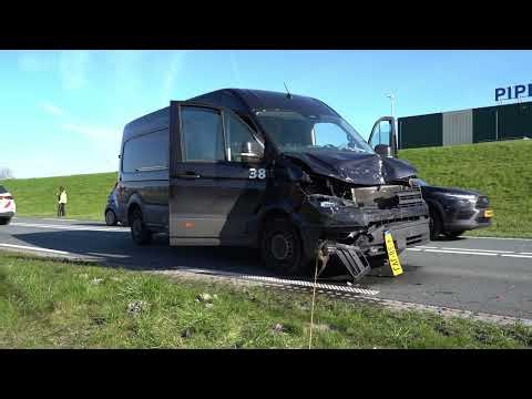 Auto te water na botsing op N307 bij Enkhuizen