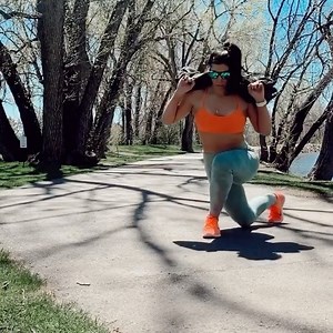 THE LONGEST (HALF) BRUTE FORCE MILE ⁣with @coachkandfenway. http://bit.ly/GoldSeriesPreorder “Using @bruteforcesandbags Athlete Bag w/ 40#, here’s what I did:⁣ ⁣ 75 walking lunge steps⁣ 10 pushups⁣ 75 staggered stance walking DL⁣ 10 pushups⁣ 75 walking curtsy lunges ⁣ 10 pushups⁣ 75 walking good mornings ⁣ 10 pushups⁣ x Repeat for 1/2 mile, only putting the sandbag down to complete pushups and check email 📧. oh by the way @fitsarahwilliams, I emailed you during rep 9000😜.⁣ ⁣ Tag your #BruteFor