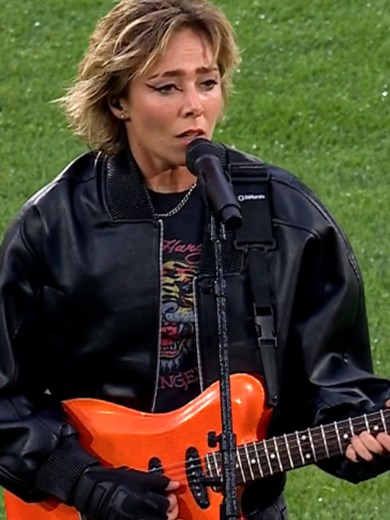 Dutch music artist Sera whipped out the guitar for this rendition of Het Wilhelmus in Rotterdam 🇳🇱🎸 #StanSportAU #WorldCup #Netherlands