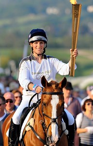 When Zara Phillips carried the Olympic flame on horseback ahead of the London Games, it was more than a ceremonial moment — it was a powerful symbol of Britain’s sporting legacy, royal heritage, and deep-rooted love for horses. A Natural Choice for the Torch Relay As an accomplished equestrian and Olympic medalist, Zara Phillips embodied the very spirit of the Games. The granddaughter of Queen Elizabeth II, she forged her own path in sport, earning global respect through dedication and grit rath