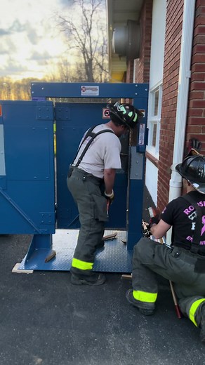 All the companies got together this week to work on forcible entry techniques on both inward and outward swinging doors. It was a plus that it was a gorgeous evening and we were able to move our door prop outside! #firefighter #firetok #firefightertiktok #firefightersoftiktok🔥🚒👍 #fireman #foryou #foryoupage #firerescue #forcibleentry #forcibleentrytraining #firetraining