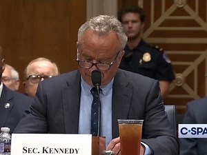 Ben & Jerry’s 联合创始人本·科恩在国会山听证会上就加沙问题与罗伯特·F·肯尼迪对峙后被捕。_哔哩哔哩_bilibili