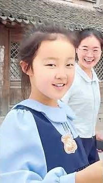 Warm China collects 10,000 high-five healing smiles. One gives 10 seconds of happiness