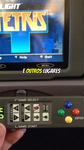 GFbox | Produtos e Tutoriais on Instagram: "Você sabia que nos anos 90 dava para jogar Super Nintendo no avião? ✈️🎮 O Nintendo Gateway System foi um sistema oficial criado para companhias aéreas e hotéis (LodgeNet). Ele usava controles modificados (às vezes embutidos no braço da poltrona!) e versões especiais dos jogos que não salvavam o progresso, como F-Zero e Zelda. Era basicamente o "avô" do Switch, mas preso no assento! #nintendo #supernintendo #games #jogos #curiosidades"