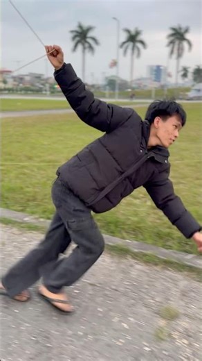 Thả diều em trai chạy kéo diều bay lên cao quá hay..#patang #kite #layangan #xuhướng #diềusáo #pipa