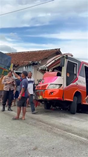 AJIBARANG KEREN || BANYUMAS on Instagram: "Pagi Tadi Rabu 17 Desember 2025 Kecelakaan beruntun melibatkan truk, micro bus dan motor. Terjadi di jalan Nasional Bumiayu-Ajibarang, mengakibatkan seorang pengendara motor meninggal dilokasi kejadian. Kapolresta Banyumas, melalui Kapolsek Ajibarang AKP Karseno menjelaskan kejadian bermula konvoi truk tronton, kemudian salah satu tronton mengalami rem blong dan masuk jalur kanan, dijalur kanan bertemu motor, micro bus dan motor, kecelakaan beruntun tak