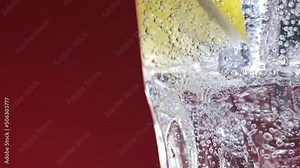 detail of the bubbles of a glass full of tonic water with lemon