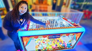 It's SHOWTIME! - COOL Claw Machine! | Cute Cuddly Cris