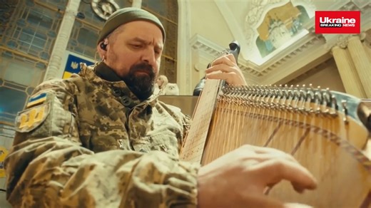 💔🎶 On bandura and saxophone: a new rendition of the world-famous “Shchedryk” was performed at Kyiv’s main railway station The legendary Ukrainian melody was performed by servicemen of the Cultural Forces — Senior Sergeant Ivan Tkalenko and Soldier Andrii Martynenko. 🚂 Meanwhile, Ukrzaliznytsia reported that around 20,000 people will welcome the New Year while traveling. On New Year’s Eve, 120 trains will be operating across all routes, carrying nearly 12,000 passengers, supported by more than