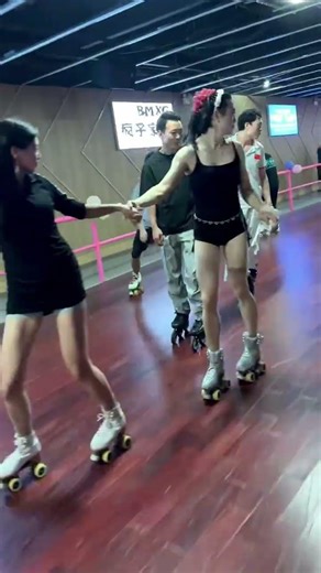 Smooth Skater Girl Moves 💃🛼 | Rolling with Style