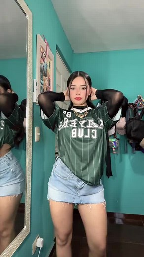 Bailes de Colegiala en Mini Falda